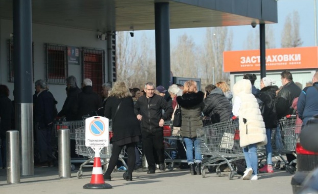 От рано сутринта пред магазините и аптеките в столицата се