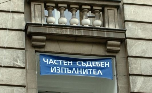 Камарата на ЧСИ: 120 000 българи са задлъжнели преди да навършат 30 години