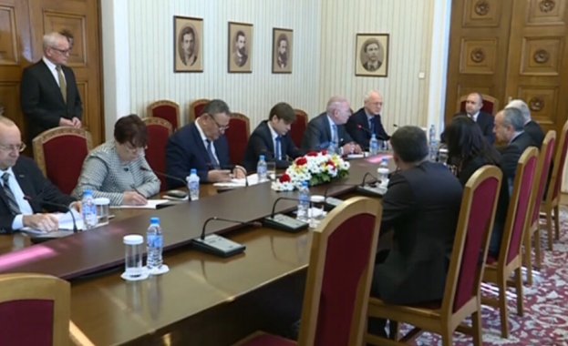 Бизнесът на спешна среща при Румен Радев На нея ще