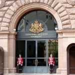 За доверието в институциите и напрежението между властта и президента