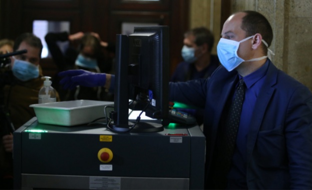 Желателно е възрастните да ограничават срещите с други хора докато