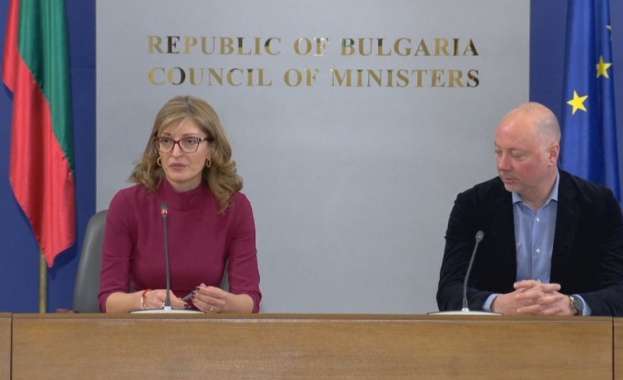 Министър Захариева призова на извънреден брифинг в МС нашите сънародници