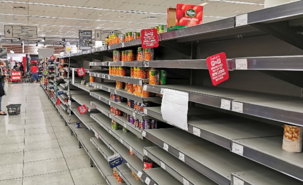 Паническото пазаруване на британски купувачи ескалира в сряда което доведе