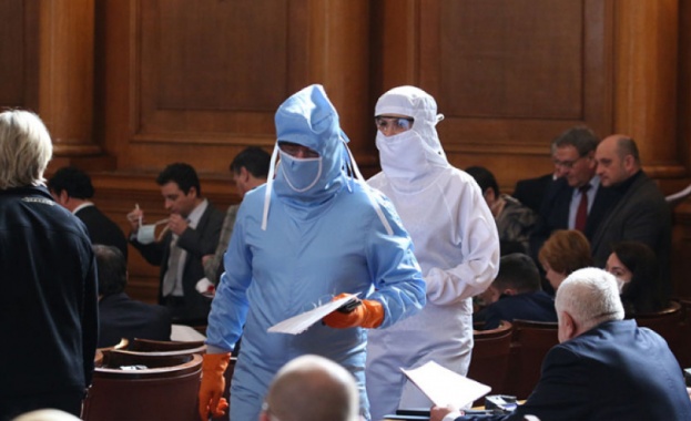 Депутати в защитни екипи предизвикаха дискусия в залата на парламента