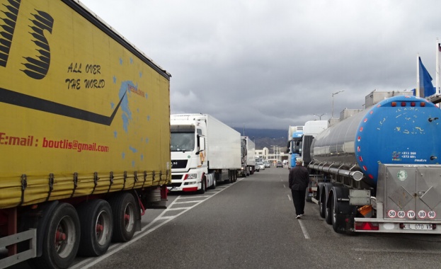 Изключително интензивен трафик за товарни автомобили на границата с Турция