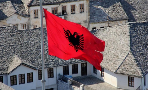 Албански граждани участват в осми пореден протест срещу високите цени