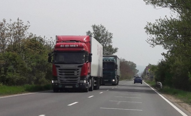 Три камиона с турска регистрация са профучали със скорост от