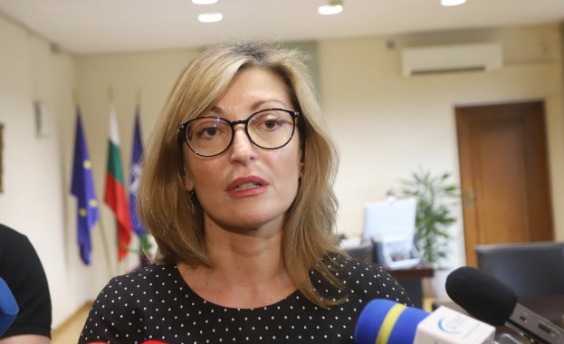 Вицепремиерът и министър на външните работи Екатерина Захариева разговаря днес
