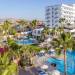 Хотели в Кипър стават центрове за карантина на хората, връщащи се от чужбина