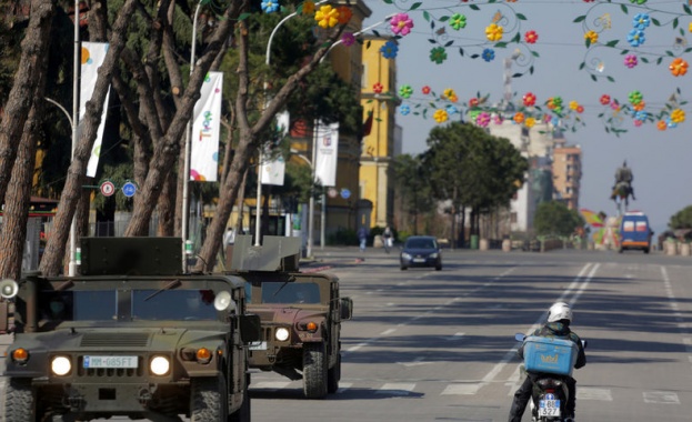 Албанското правителство прати по улиците армията и предупреди че силите