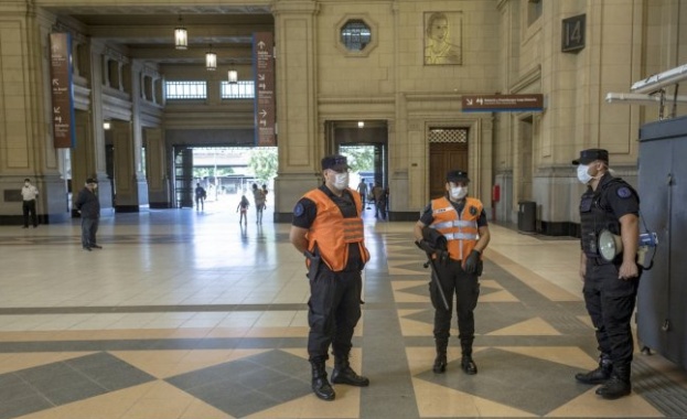 Премиерът на Великобритания Борис Джонсън най сетне капитулира пред коронавируса В