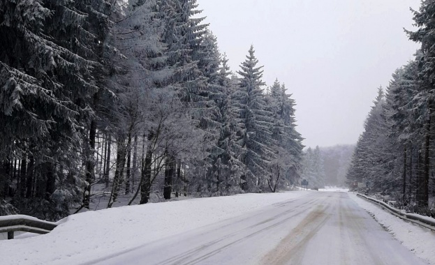 Над 340 машини обработват пътните настилки в районите със снеговалеж