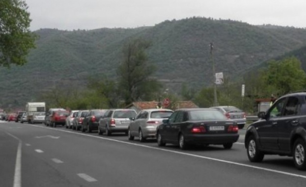 Колони от автомобили се образуваха и тази сутрин на КПП то