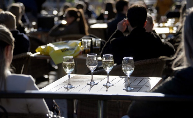 Само един 8 километров мост разделя съседните Швеция и Дания но