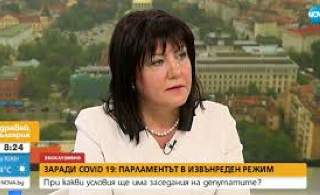 Цвета Караянчева: Парламентът нито се разпуска, нито спира да работи