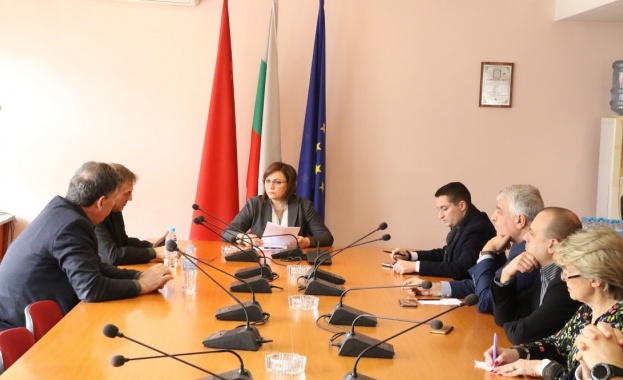 Председателят на БСП Корнелия Нинова заедно с народни представители от