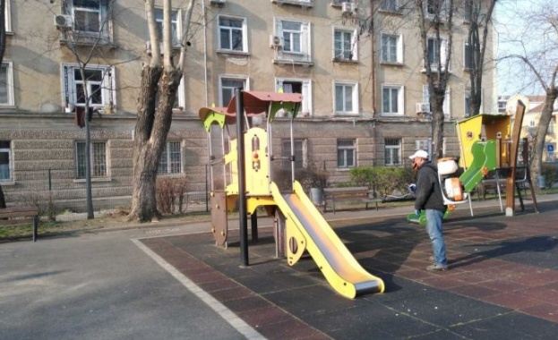 Продължава регулярната дезинфекция на детски площадки спортни зони и паркови