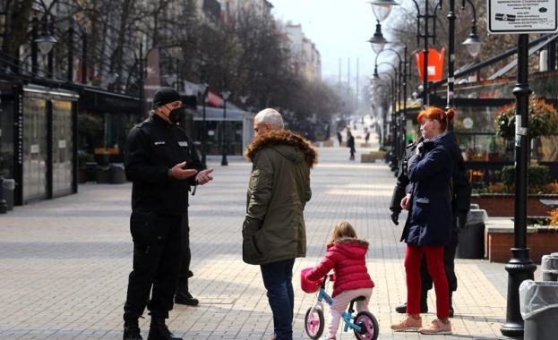 Полицаи са разположени в началото и края на пешеходната зона