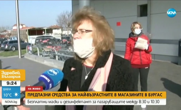 АКЦИЯ В БУРГАС: Раздават предпазни маски на пазаруващите възрастни