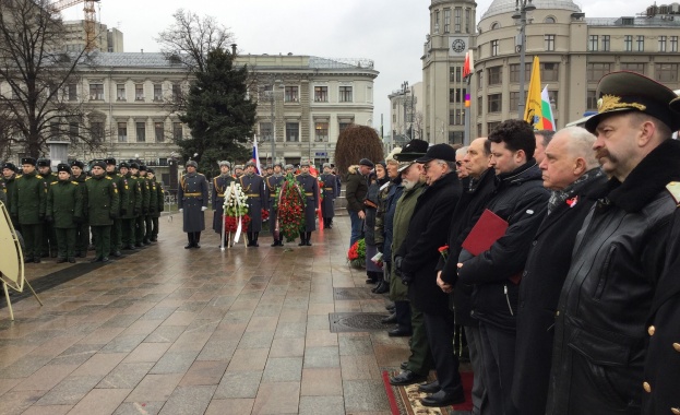 По повод 3 март българската общност в Москва положи венци на Паметника на гренадирите, паднали край Плевен