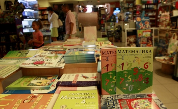 Книжарница и интернет доставчик продавали нелегални маски със специална отстъпка