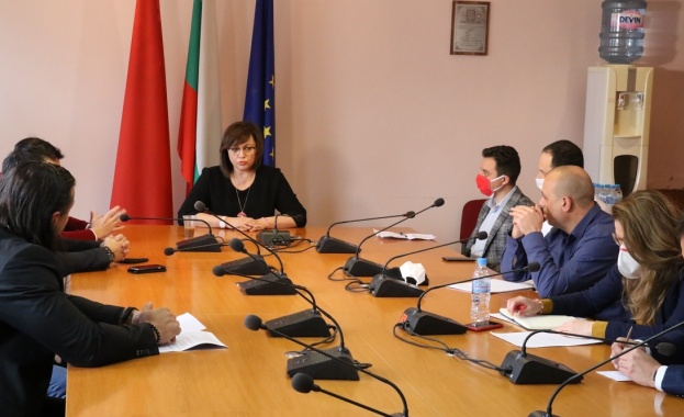 Председателят на БСП Корнелия Нинова заедно с евродепутати и народни