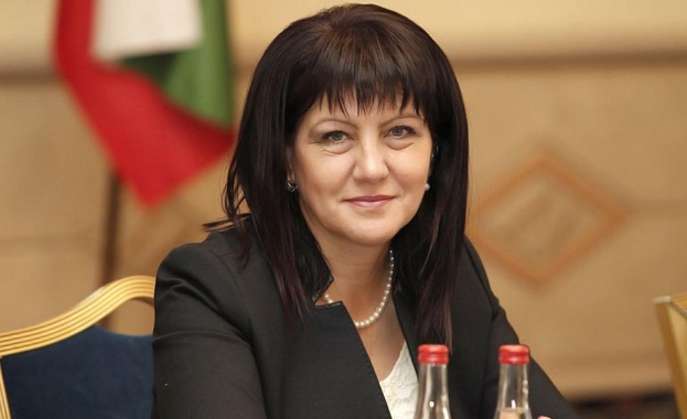 КРОСС Шефката на НС Цвета Караянчева даде извънреден брифинг