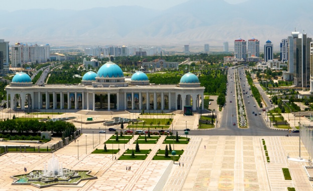 Забраниха маникюра, дънките и белите булчински рокли на жените в Туркменистан