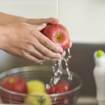 Експерт: Не мийте плодовете и зеленчуците със сапун, това е по-опасно