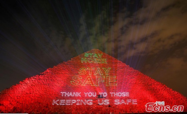 Голямата египетска пирамида беше осветена в понеделник вечерта с послания