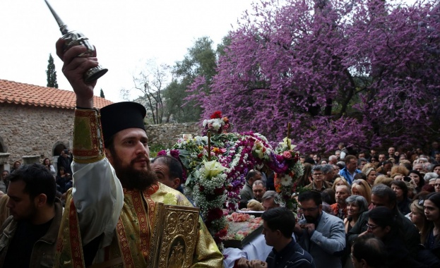 Гърците ще празнуват Великден вкъщи