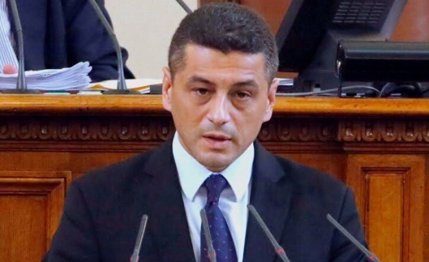 Призовавам правителството спрете незабавно безумието чрез което имитирате управление в