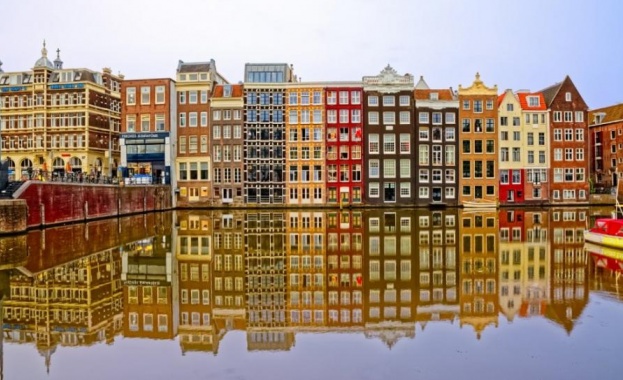 Общинските власти в Амстердам забраняват влизането на частни лодки в