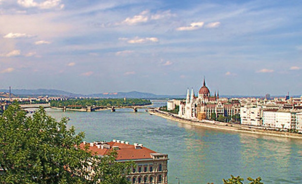 Двама души загинаха а петима са в неизвестност след сблъсък