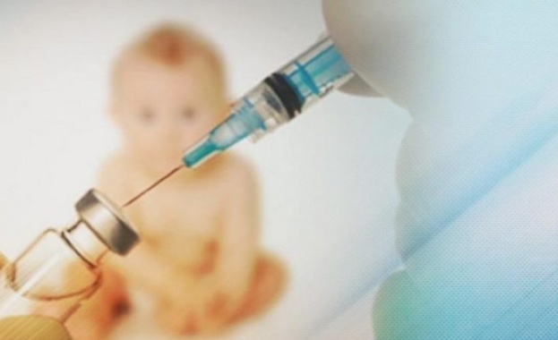 Епидемията бави ваксините: Какви са рисковете за бебета и възрастни?