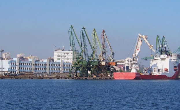 Пристанище Варна е затворено заради силен вятър съобщават от Ръководството