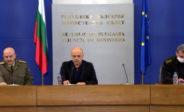 Вицепремиерът Томислав Дончев председателят на Националния оперативен щаб проф Венцислав