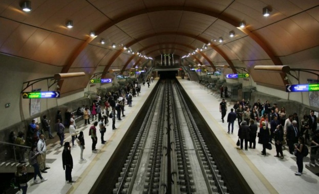 С камери ще следят за дистанцията между хората, чакащи метрото в София