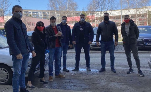 Лидерът на БСП София Калоян Паргов и младежи от