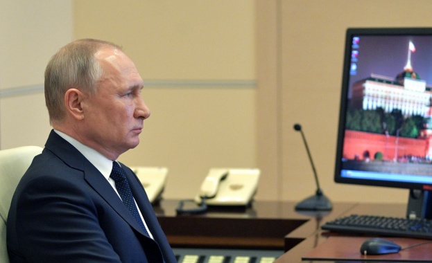Путин обеща месечни добавки за медиците и средства за предприятията в Русия
