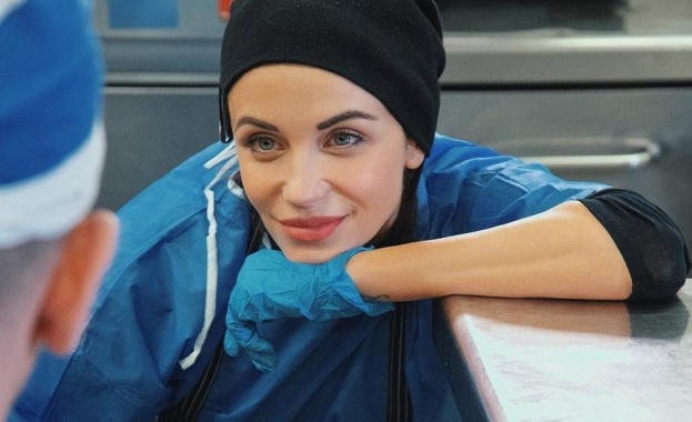 Моделът и актриса Диляна Попова протяга ръка на хората в