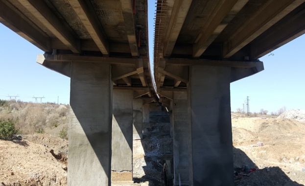 Изпълнени са близо 30 от предвидените ремонтно възстановителни дейности в платното