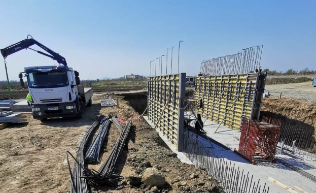 На обходния път на Поморие се работи изключително мобилизирано спазвайки