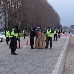 Властта едва сега започна да управлява епидемията, противопоставяйки ни едни на други