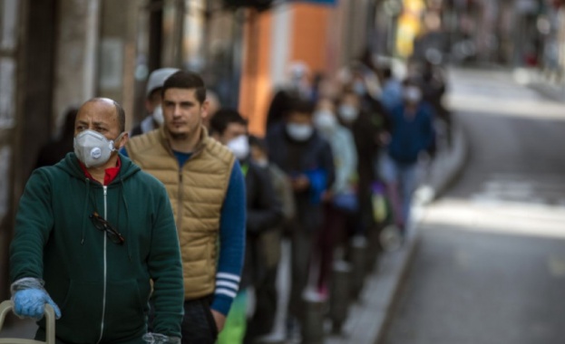 Броят на смъртните случаи от коронавируса в Испания намалява за