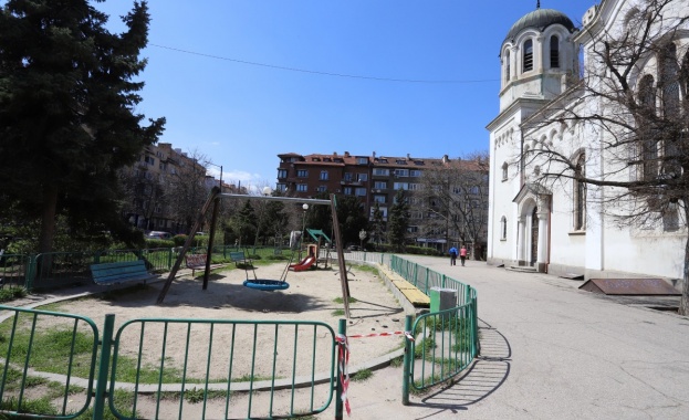 Пейките в градинката около столичния храм Свети Георги на Петте
