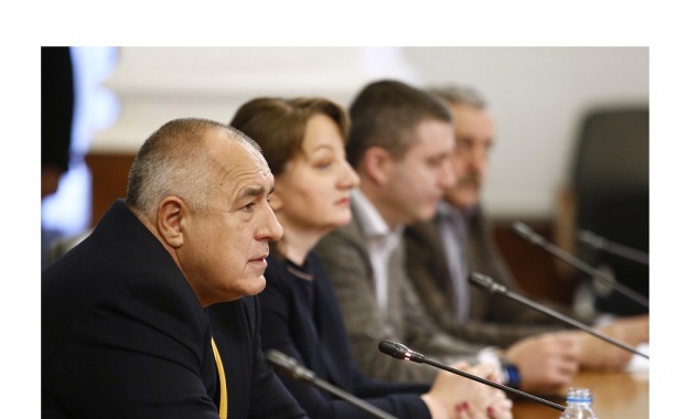 Правителството ще подпомогне с по 5 минимални работни заплати и