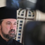 Отец Василий: По празниците хората могат да се помолят и пред иконата вкъщи