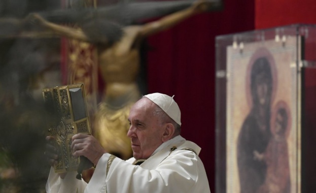 Папа Франциск ще направи своето великденско обръщение при закрити врата