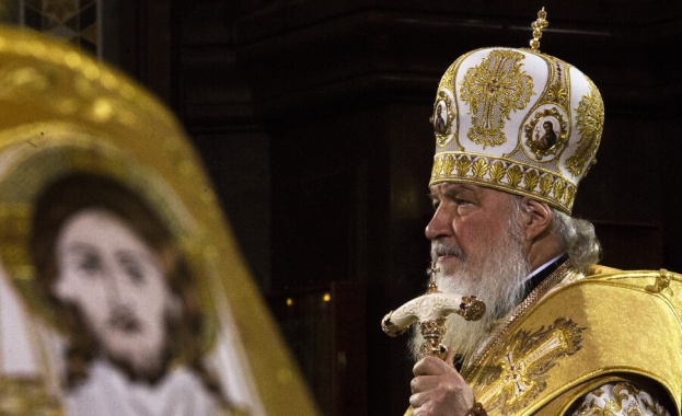 И Руският патриарх призова за църковни служби без миряни